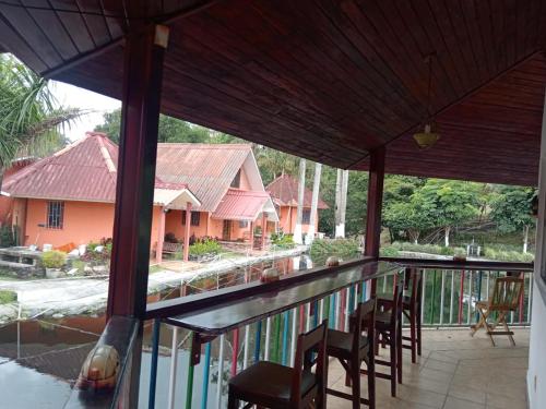 Ristorante, Cabañas Mountain River Lake Inn in Nueva California