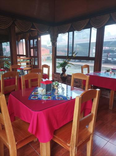 Ristorante, Cabañas Mountain River Lake Inn in Nueva California