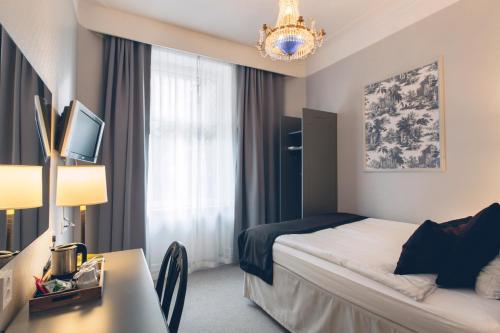 Crystal Plaza Hotel - image 3