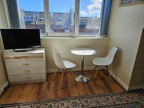 Homely double bed, TV, Wi-Fi and garden, Leeds (Foto 6)