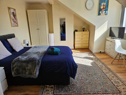 Homely double bed, TV, Wi-Fi and garden chambre d'hôte Harehills