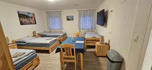 4 twin beds