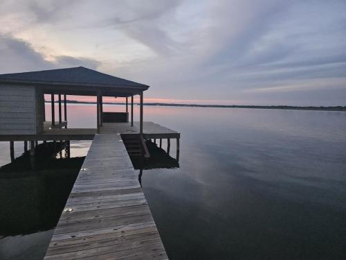 Lakefront Cottage with Hot Tub & Sunset Views in Pittsburg (TX)