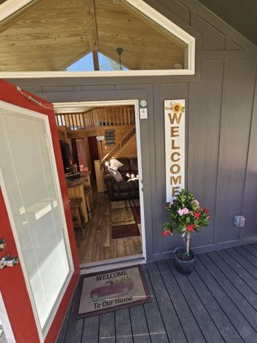 Lakefront Cottage with Hot Tub & Sunset Views in Pittsburg (TX)