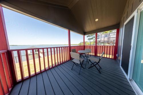 Lakefront Cottage with Hot Tub & Sunset Views in Pittsburg (TX)