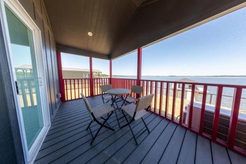 Lakefront Cottage with Hot Tub & Sunset Views in Pittsburg (TX)