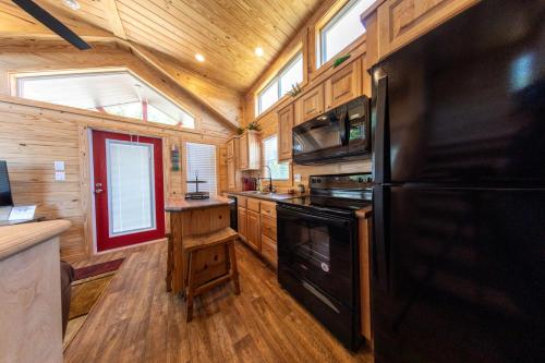 Lakefront Cottage with Hot Tub & Sunset Views in Pittsburg (TX)