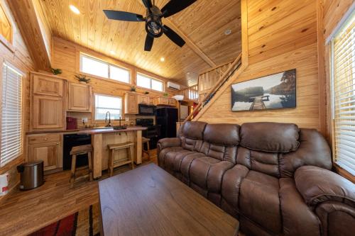Lakefront Cottage with Hot Tub & Sunset Views in Pittsburg (TX)