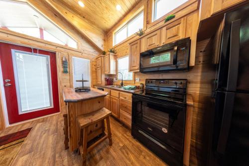 Lakefront Cottage with Hot Tub & Sunset Views in Pittsburg (TX)