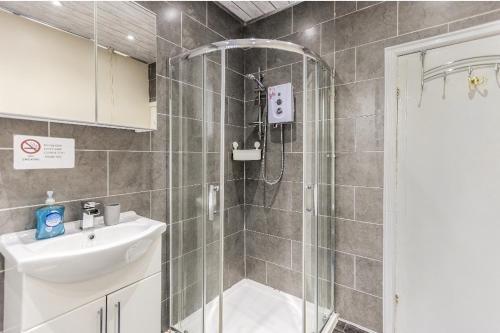 Bright sunny, double bed with garden, TV and Wi-Fi, Leeds (Foto 10)