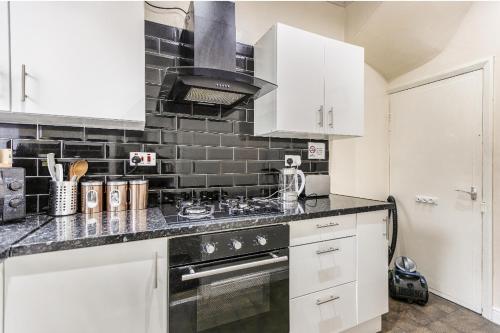 Bright sunny, double bed with garden, TV and Wi-Fi in Leeds Suburbs