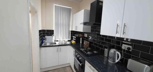 Bright sunny, double bed with garden, TV and Wi-Fi in Leeds Suburbs