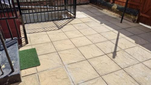 Bright sunny, double bed with garden, TV and Wi-Fi in Leeds Suburbs