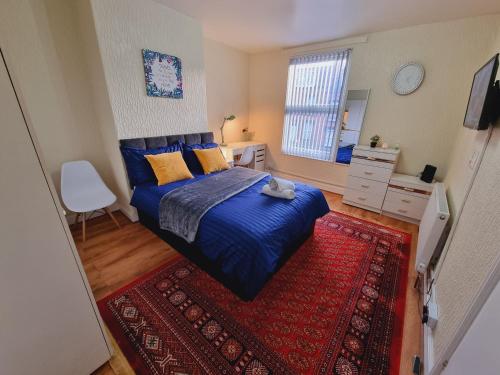 Bright sunny, double bed with garden, TV and Wi-Fi in Leeds Suburbs