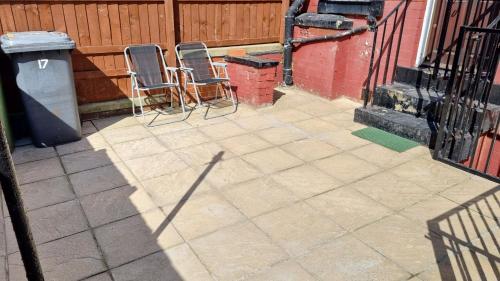 Bright sunny, double bed with garden, TV and Wi-Fi in Leeds Suburbs