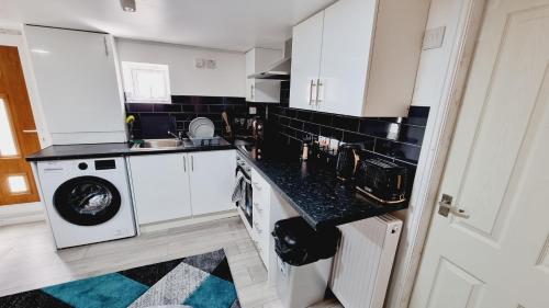 Bright sunny, double bed with garden, TV and Wi-Fi in Leeds Suburbs