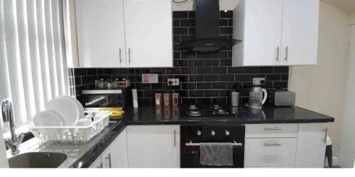 Bright sunny, double bed with garden, TV and Wi-Fi in Leeds Suburbs