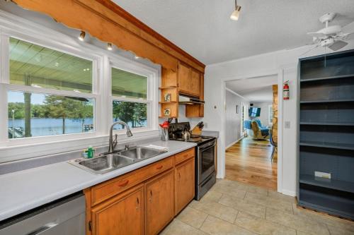 Grandpas House with 2 Kayaks in Lake Murray Shores, USA