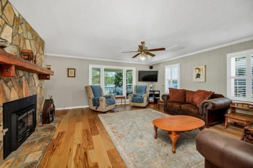 Grandpas House with 2 Kayaks in Lake Murray Shores, USA