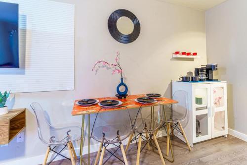 Chic Deluxe Studio-Pet Friendly-10 min to DT Chic Deluxe Studio-Pet Friendly-10 min to DT