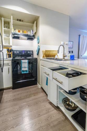 Chic Deluxe Studio-Pet Friendly-10 min to DT Chic Deluxe Studio-Pet Friendly-10 min to DT