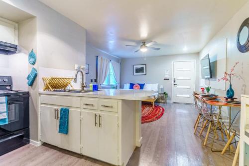 Chic Deluxe Studio-Pet Friendly-10 min to DT Chic Deluxe Studio-Pet Friendly-10 min to DT