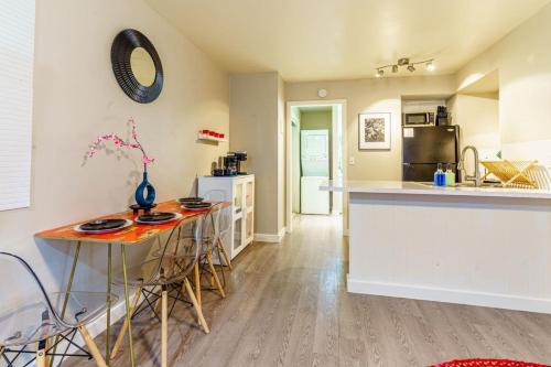 Chic Deluxe Studio-Pet Friendly-10 min to DT Chic Deluxe Studio-Pet Friendly-10 min to DT