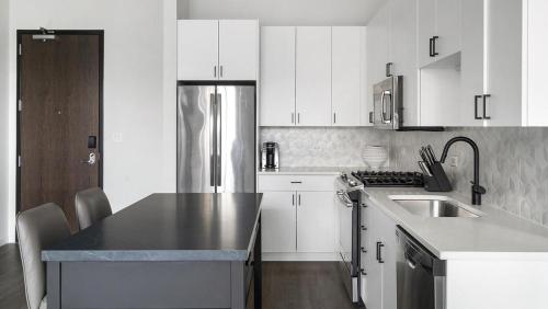 Landing at Logan Apartments - Studio in Logan Square in Chicago, USA