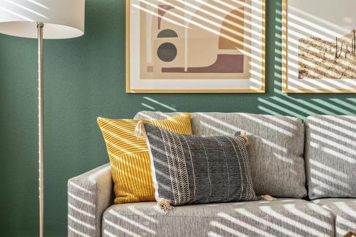 Landing at Hidden Lakes - 1 Bedroom in North Fort Worth in Haltom City, USA