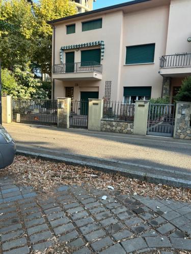 Villetta centro Imola 4 persone in matrimoniale, una piazza e mezzo e un singolo con parcheggio privato gratuito gîte à louer Pizzo Guerrino