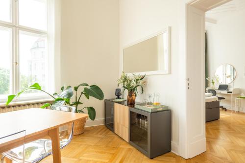 KAISER 02 by ROCKCHAIR Apartments l SUPERHOST Status l 3 Bedrooms Boxspringbeds 2 Bathrooms l Cozy Family & Business Flair 155 sqm 3 Balcony 2nd Floor Elevator up to 10 guests welcomes you!, Berlin (zdjęcie 6)