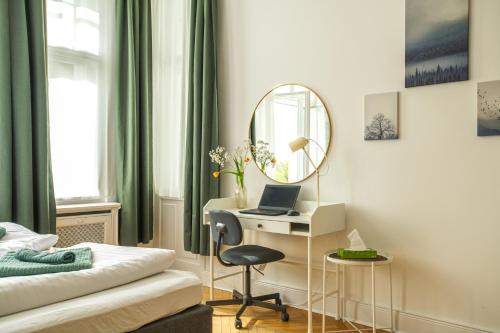 KAISER 02 by ROCKCHAIR Apartments l SUPERHOST Status l 3 Bedrooms Boxspringbeds 2 Bathrooms l Cozy Family & Business Flair 155 sqm 3 Balcony 2nd Floor Elevator up to 10 guests welcomes you!, Berlin (zdjęcie 5)