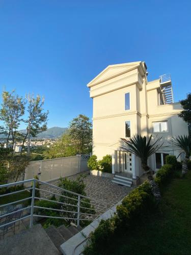 Villa 35, Tirana