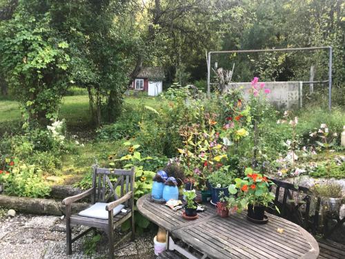 trädgård, Charmigt äldre hus, laddbox 16kw, 5 bil-minuter till bad (Charmigt aldre hus, laddbox 16kw, 5 bil-minuter till bad) in Lommeland