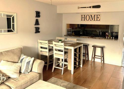 Pelican Inlet-Cozy Beach Condo! in หาดเครสเซนต์