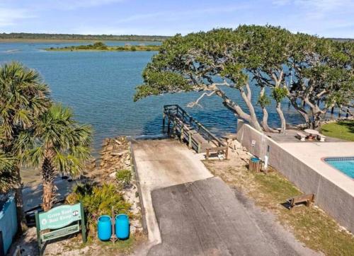 Pelican Inlet-Cozy Beach Condo! in หาดเครสเซนต์