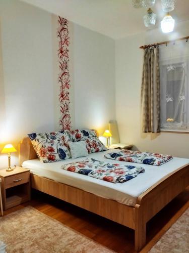 Abádi Karmazsin Ház (Abadi Karmazsin Haz) in Abadszalok