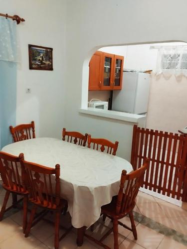 virtuve, Abádi Karmazsin Ház (Abadi Karmazsin Haz) in Abadszalok