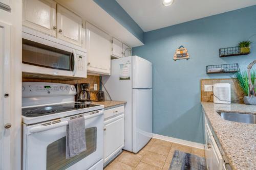 Lago Vista Golf Getaway with Decks and Pool Access! in Lago Vista, USA