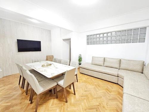 Athens Divas Spirit Suite, Atene