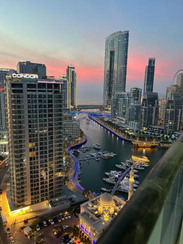 Modern 1BR Apartment in Dubai Marina with sea view, Dubai