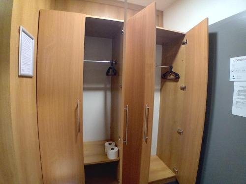 4 twin beds