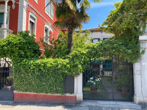 Rose House with private Garden