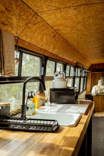 Bus & Hot Tub Secluded Eco Forest Retreat in Kempton