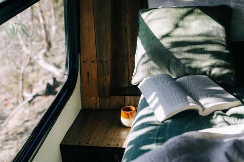 Bus & Hot Tub Secluded Eco Forest Retreat in Kempton