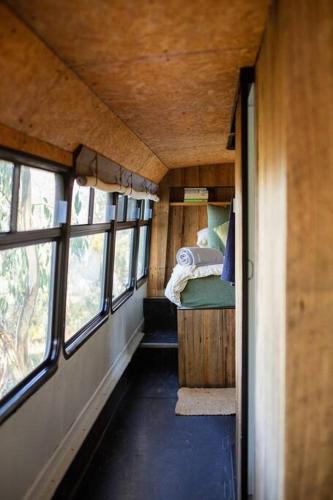 Bus & Hot Tub Secluded Eco Forest Retreat in Kempton