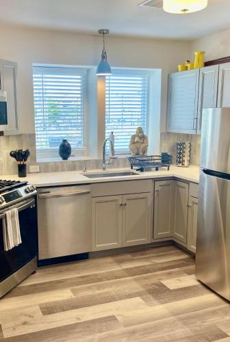 ห้องครัว, Modern Fully Renovated Suite & Loft in Downtown Trenton in เทรนตัน (NJ)