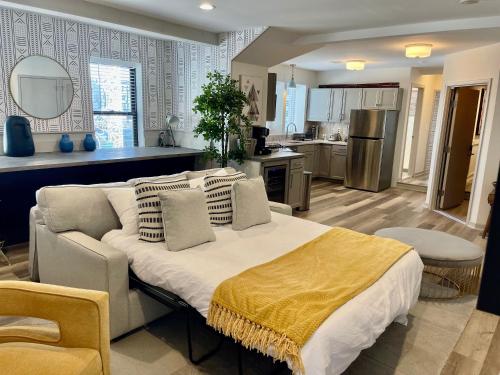 Modern Fully Renovated Suite & Loft in Downtown Trenton in Trenton, USA