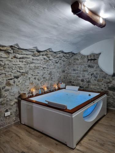 Pezsgőfürdő, "Rosa di sera" - Relax in Toscana con Spa privata in Tresana