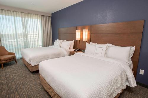 2 queen beds, 1 sofa bed